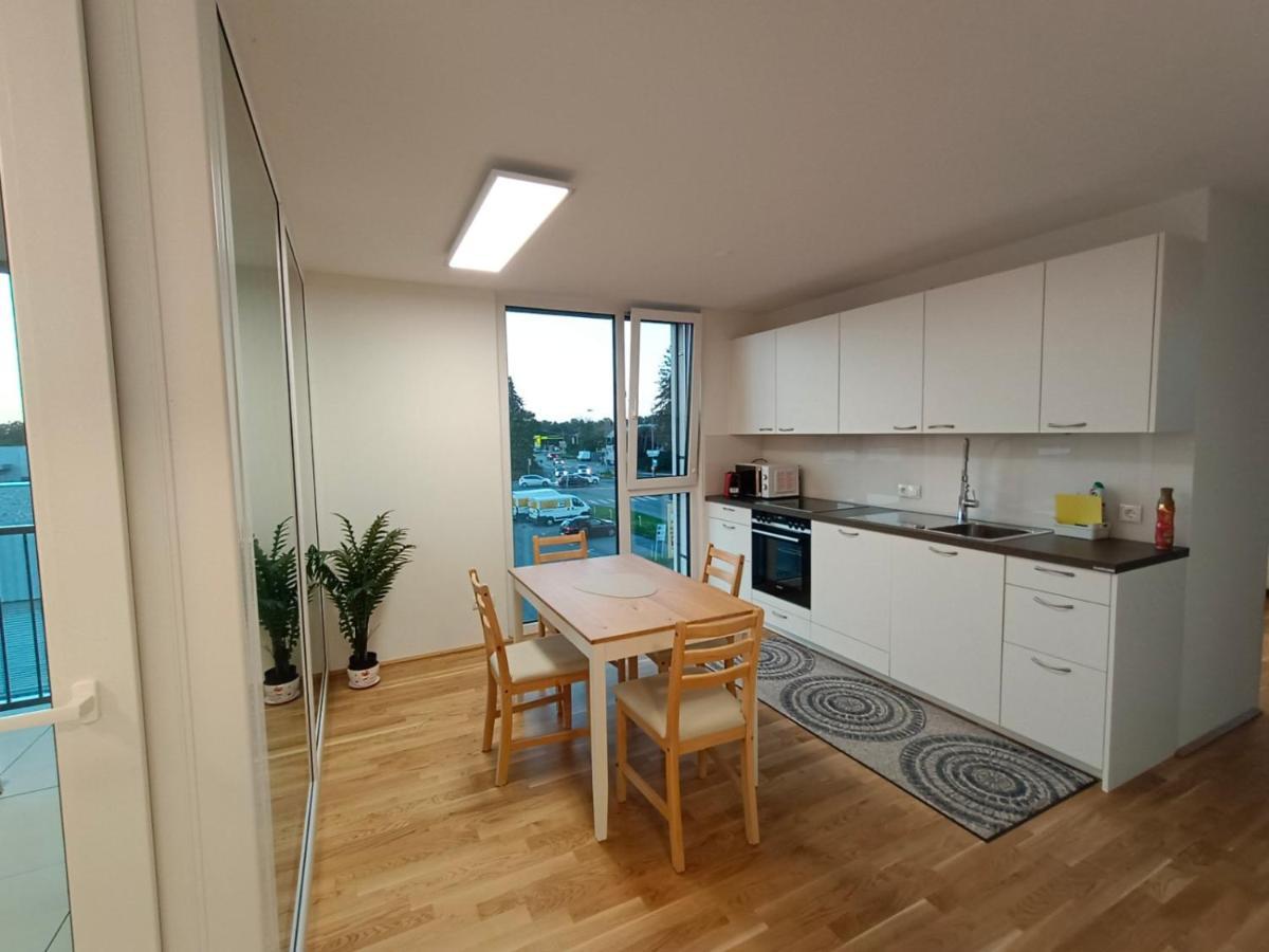 Neu Erstellte Wohnung Mit Balkon In Hard Esterno foto