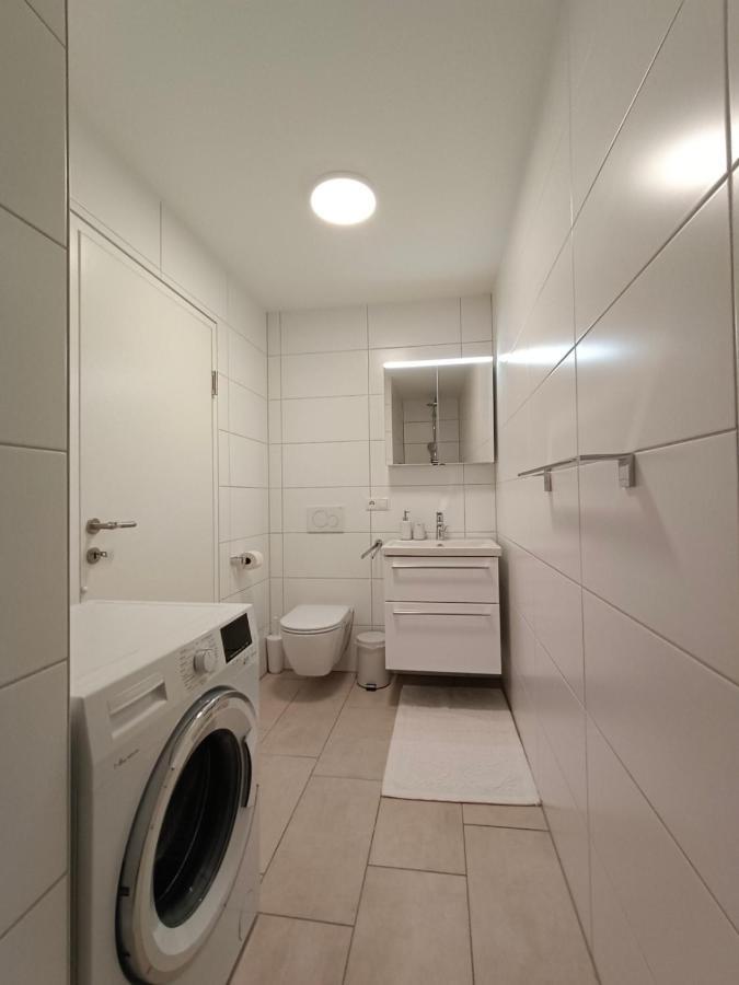 Neu Erstellte Wohnung Mit Balkon In Hard Esterno foto