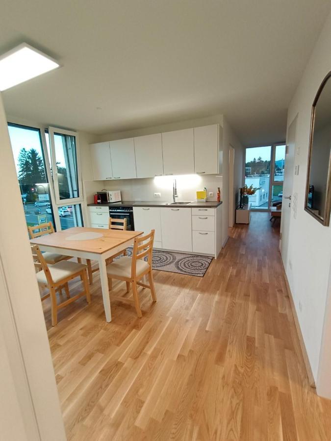Neu Erstellte Wohnung Mit Balkon In Hard Esterno foto
