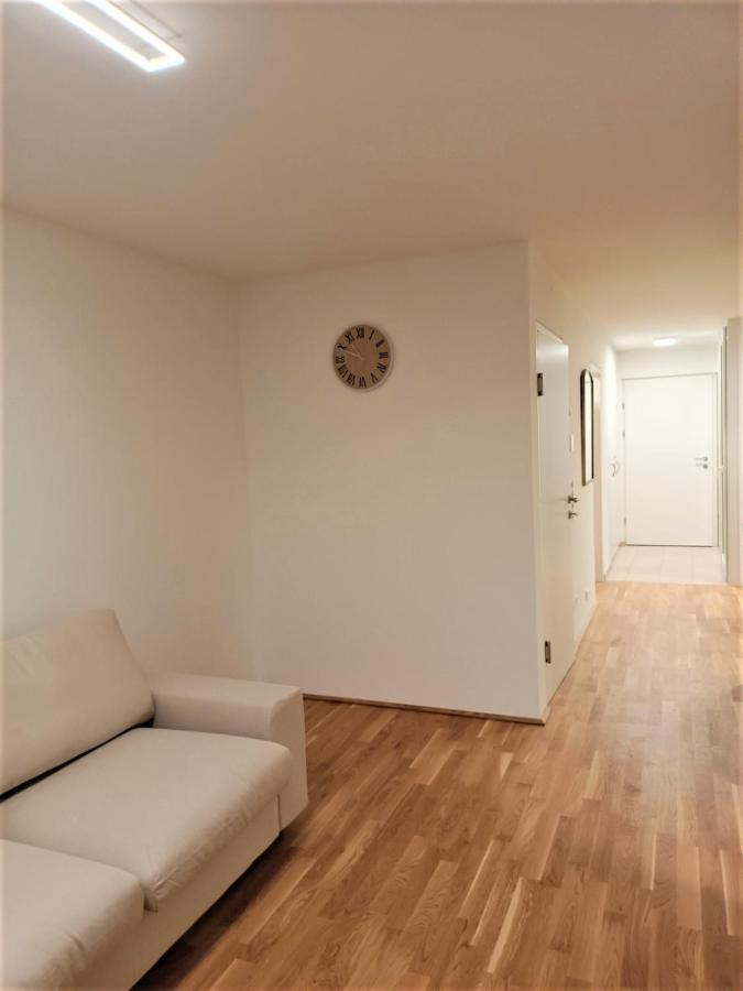 Neu Erstellte Wohnung Mit Balkon In Hard Esterno foto