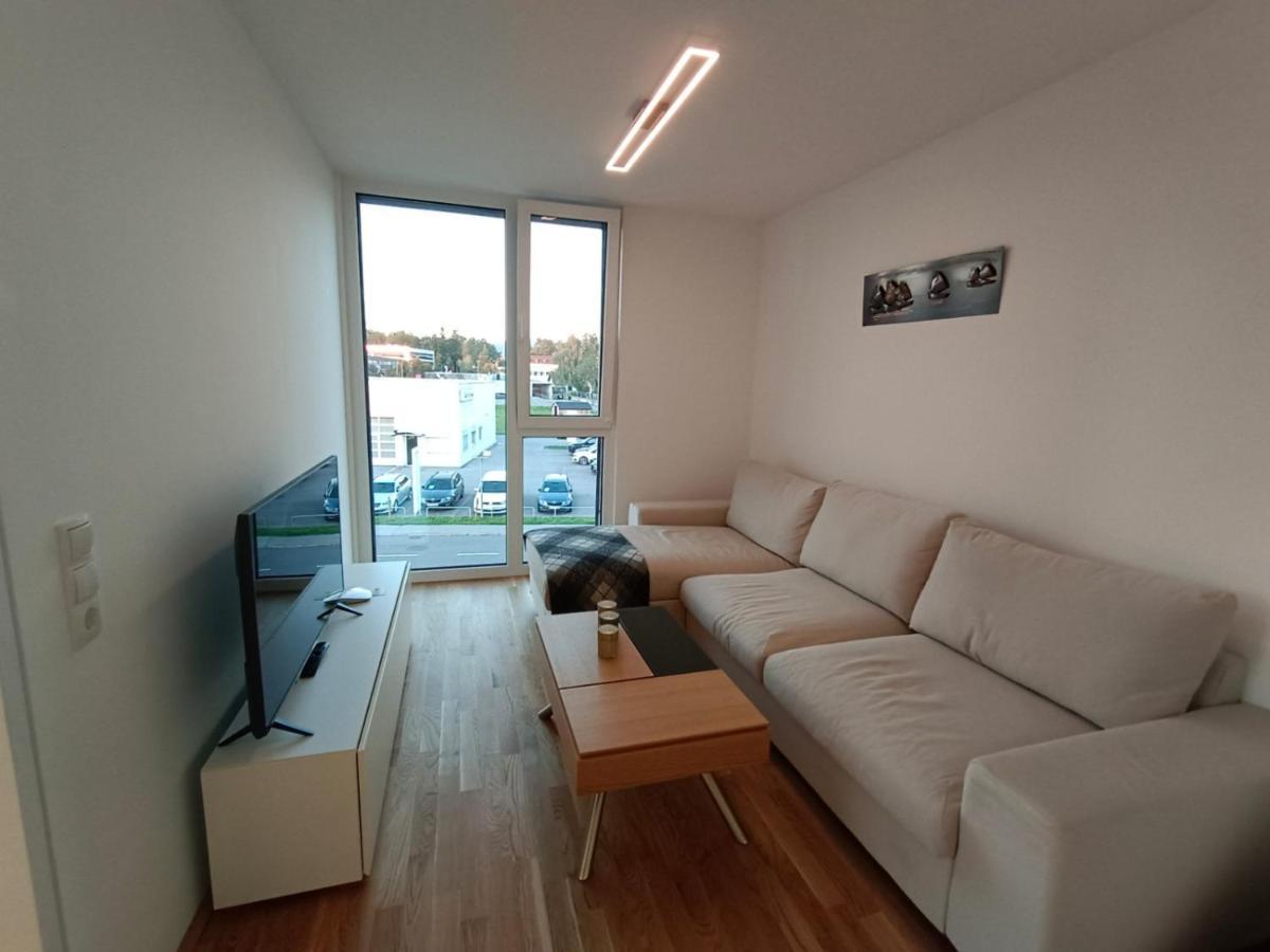 Neu Erstellte Wohnung Mit Balkon In Hard Esterno foto