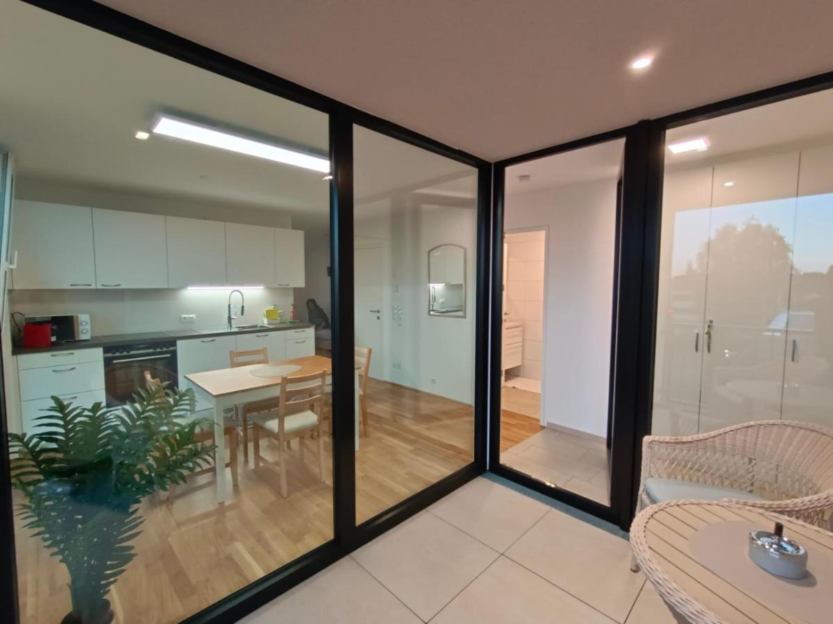 Neu Erstellte Wohnung Mit Balkon In Hard Esterno foto