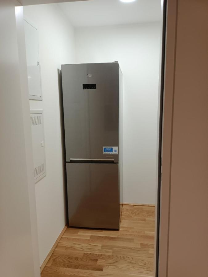 Neu Erstellte Wohnung Mit Balkon In Hard Esterno foto